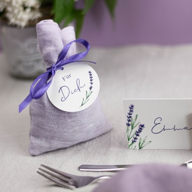 DIY Gastgeschenk für Hochzeit Lavendel Lavendelsäckchen nähen Licht auf Papier